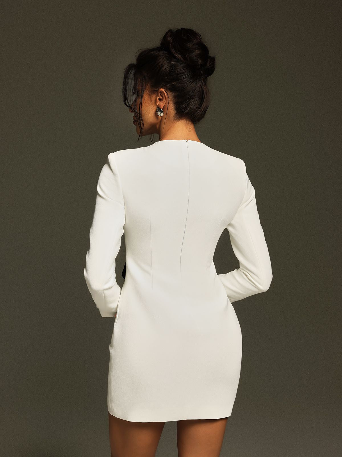 Robe courte à fleurs et sequins 