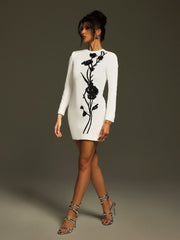 Robe courte à fleurs et sequins 