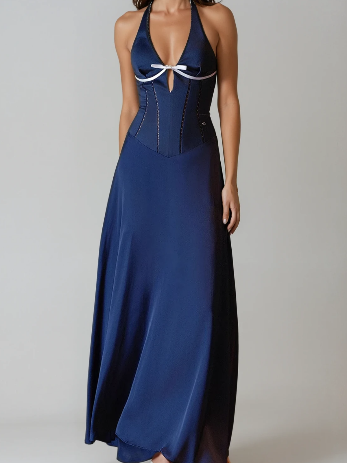 Robe longue en satin à corset et dos nu, ornée d'un nœud papillon