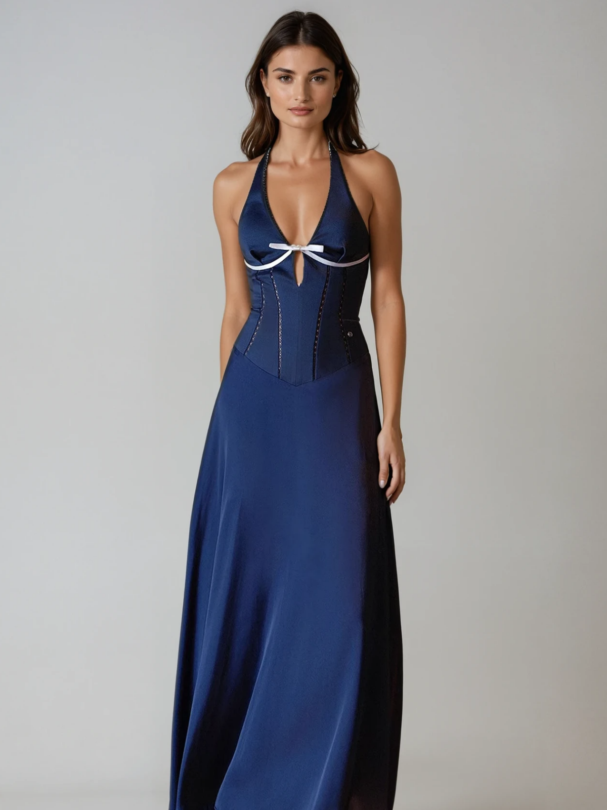 Robe longue en satin à corset et dos nu, ornée d'un nœud papillon