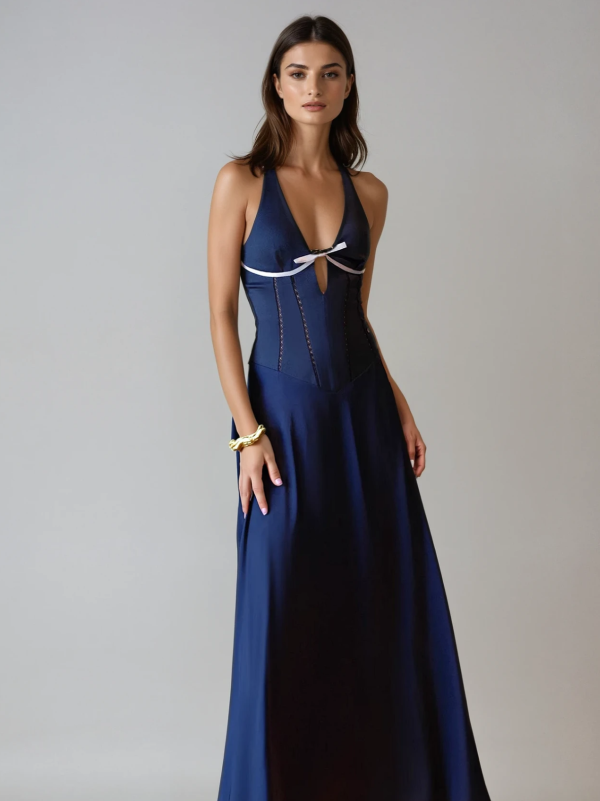 Robe longue en satin à corset et dos nu, ornée d'un nœud papillon