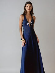 Robe longue en satin à corset et dos nu, ornée d'un nœud papillon