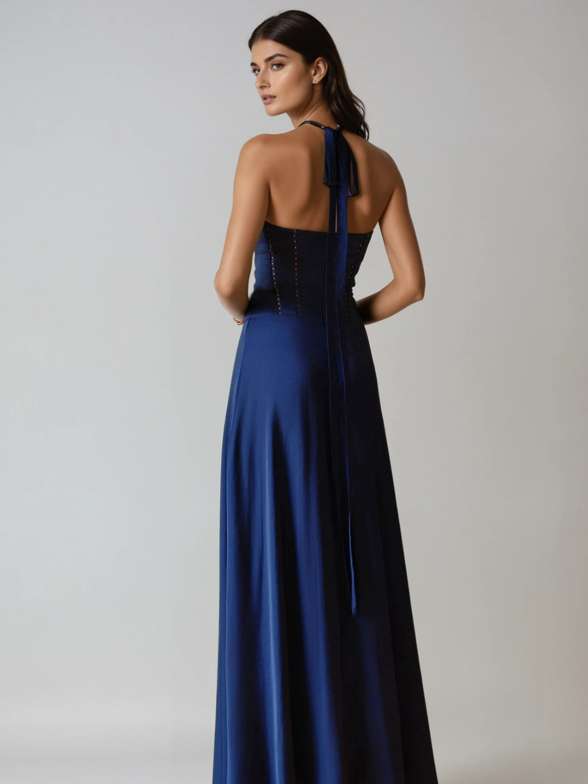 Robe longue en satin à corset et dos nu, ornée d'un nœud papillon