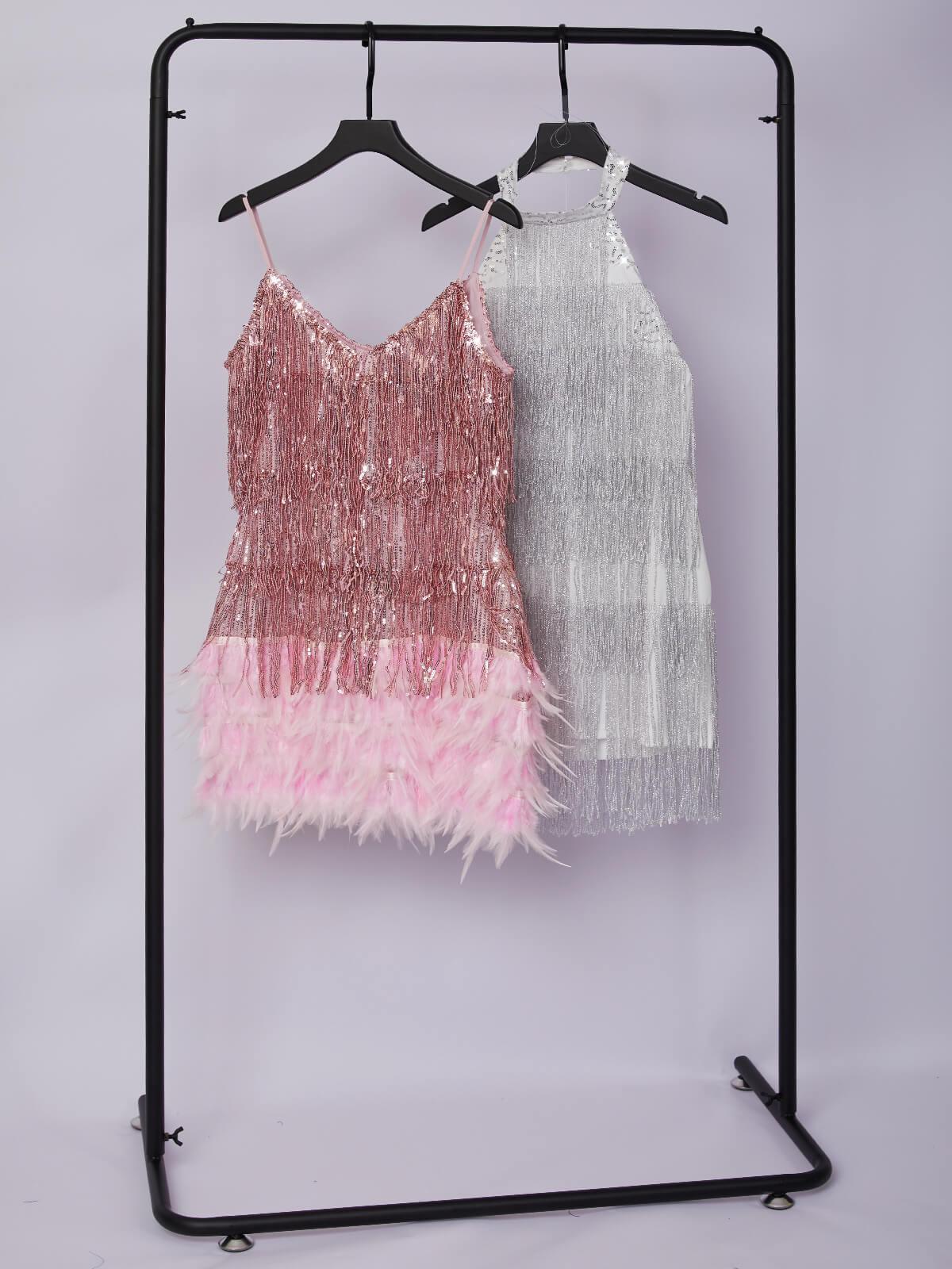 Robe courte à franges et plumes rose
