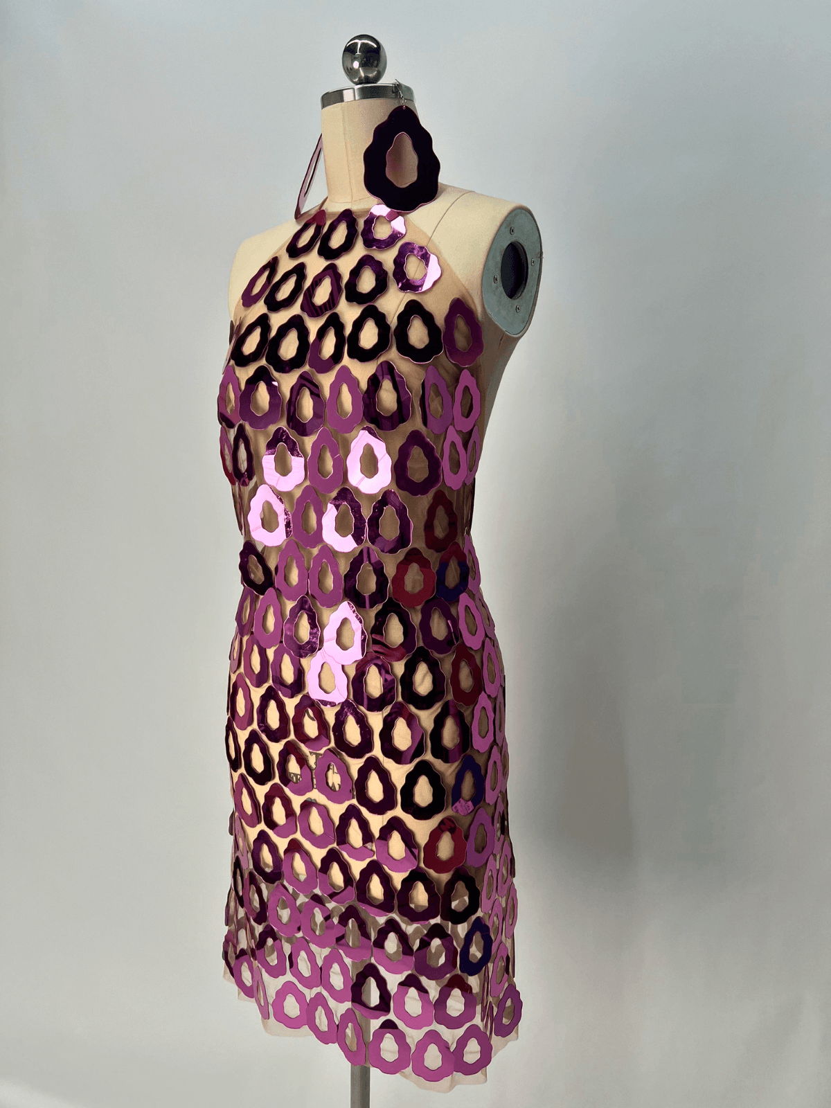 Robe courte dos nu en maille acrylique 