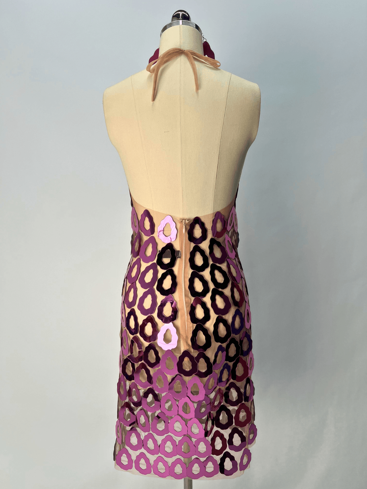 Robe courte dos nu en maille acrylique 