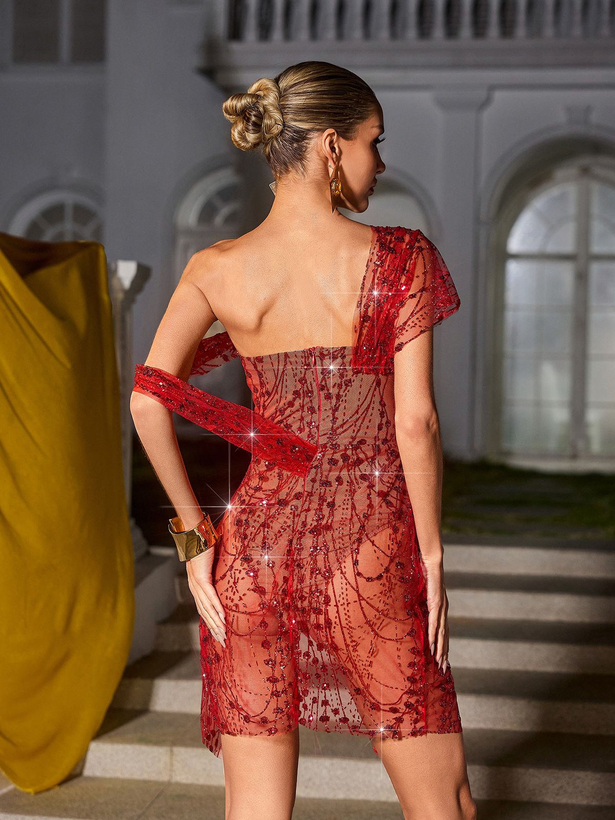 Robe courte fendue à sequins rouge 