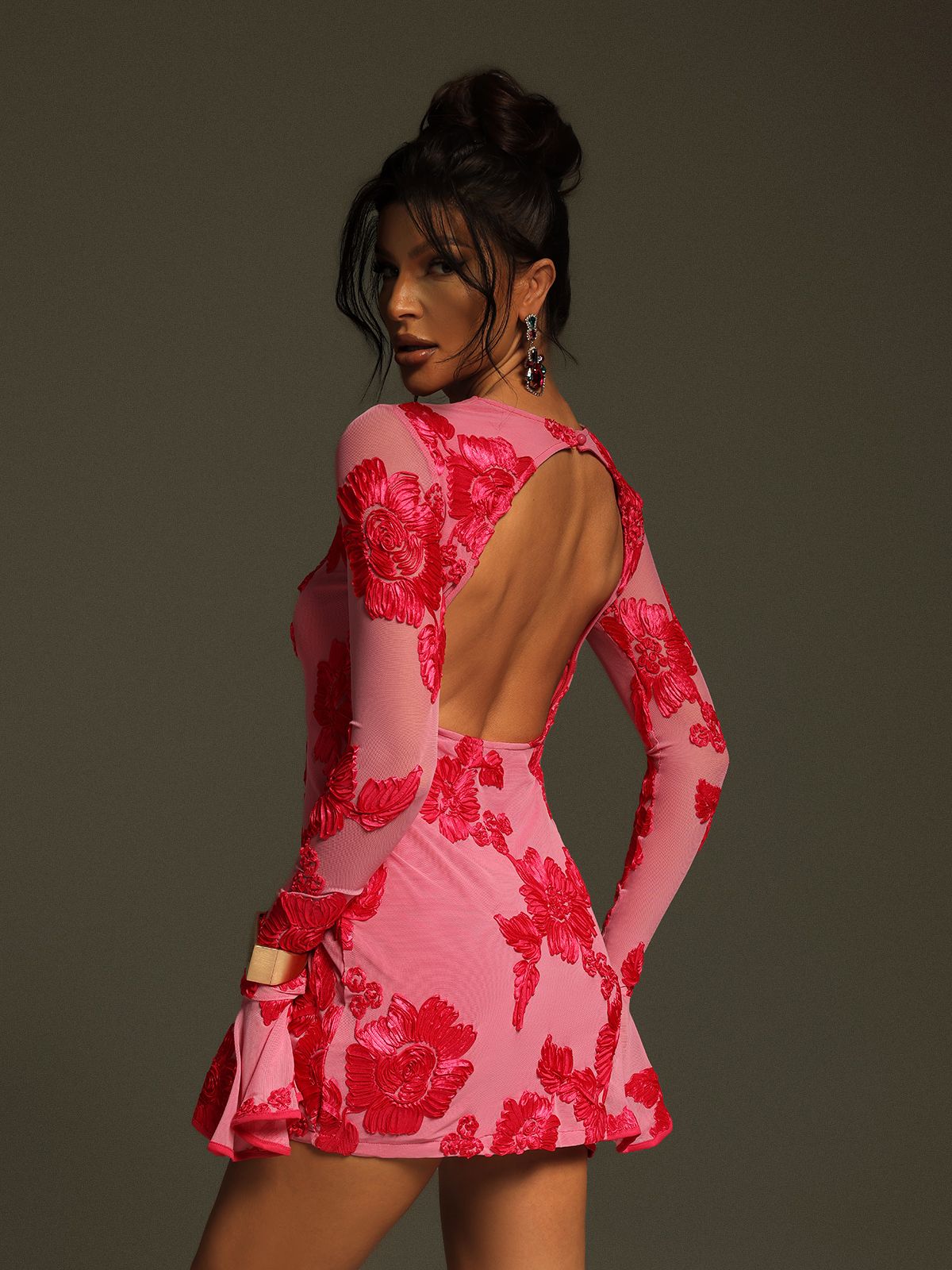 Robe mini fleurie dos nu à manches longues 