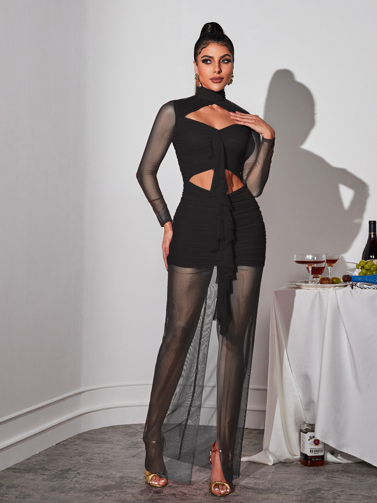 Robe longue noire à manches longues et découpes en résille