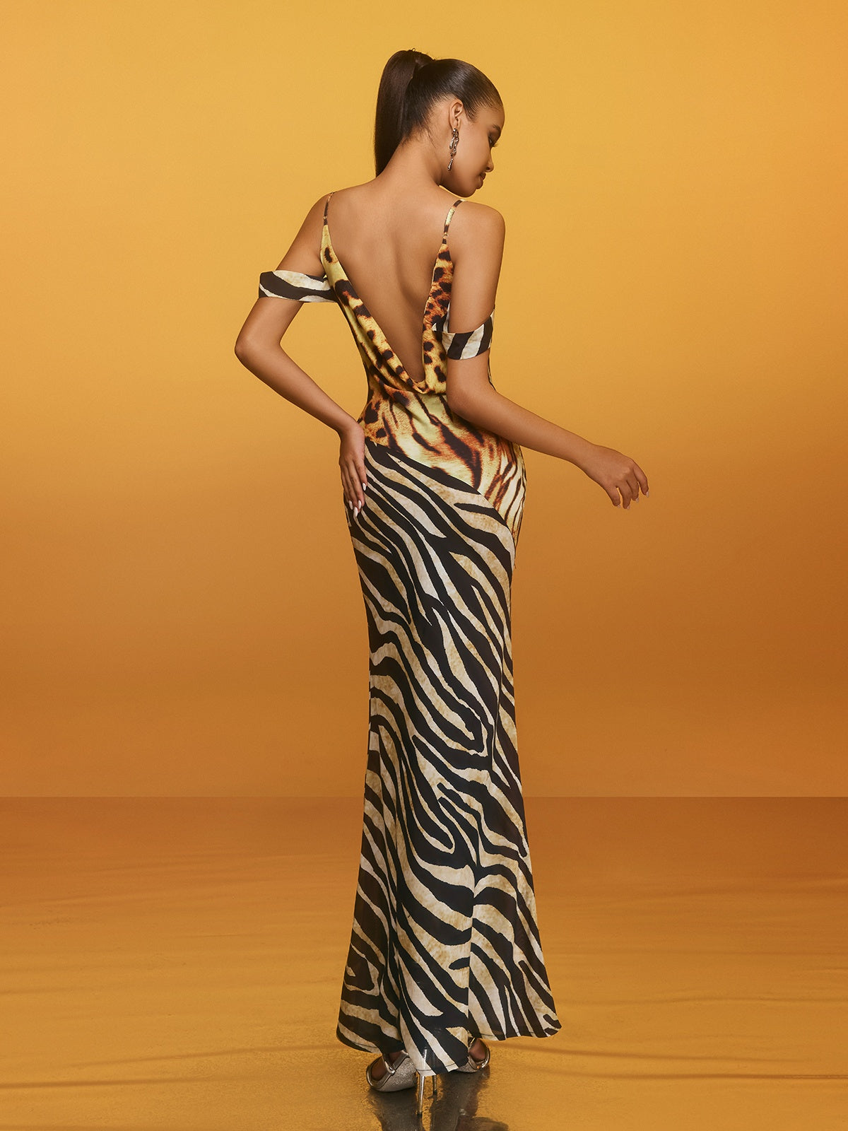 Robe longue léopard à col bénitier 