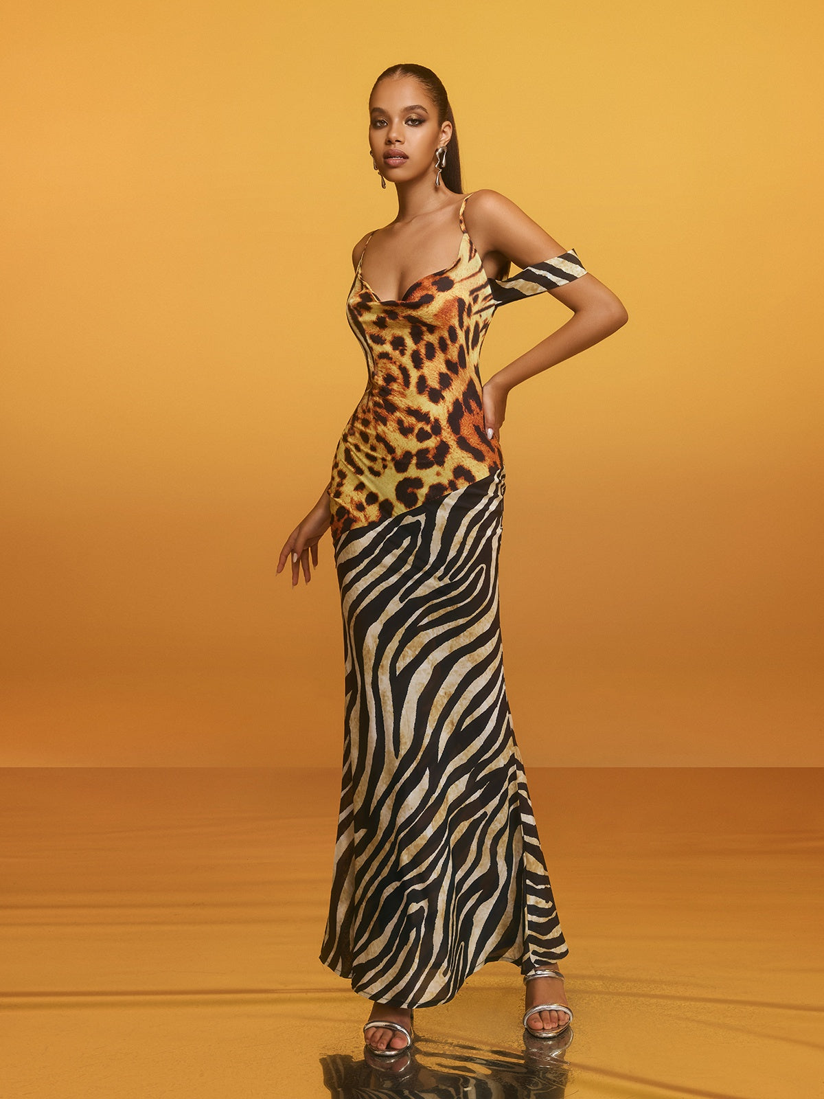 Robe longue léopard à col bénitier 