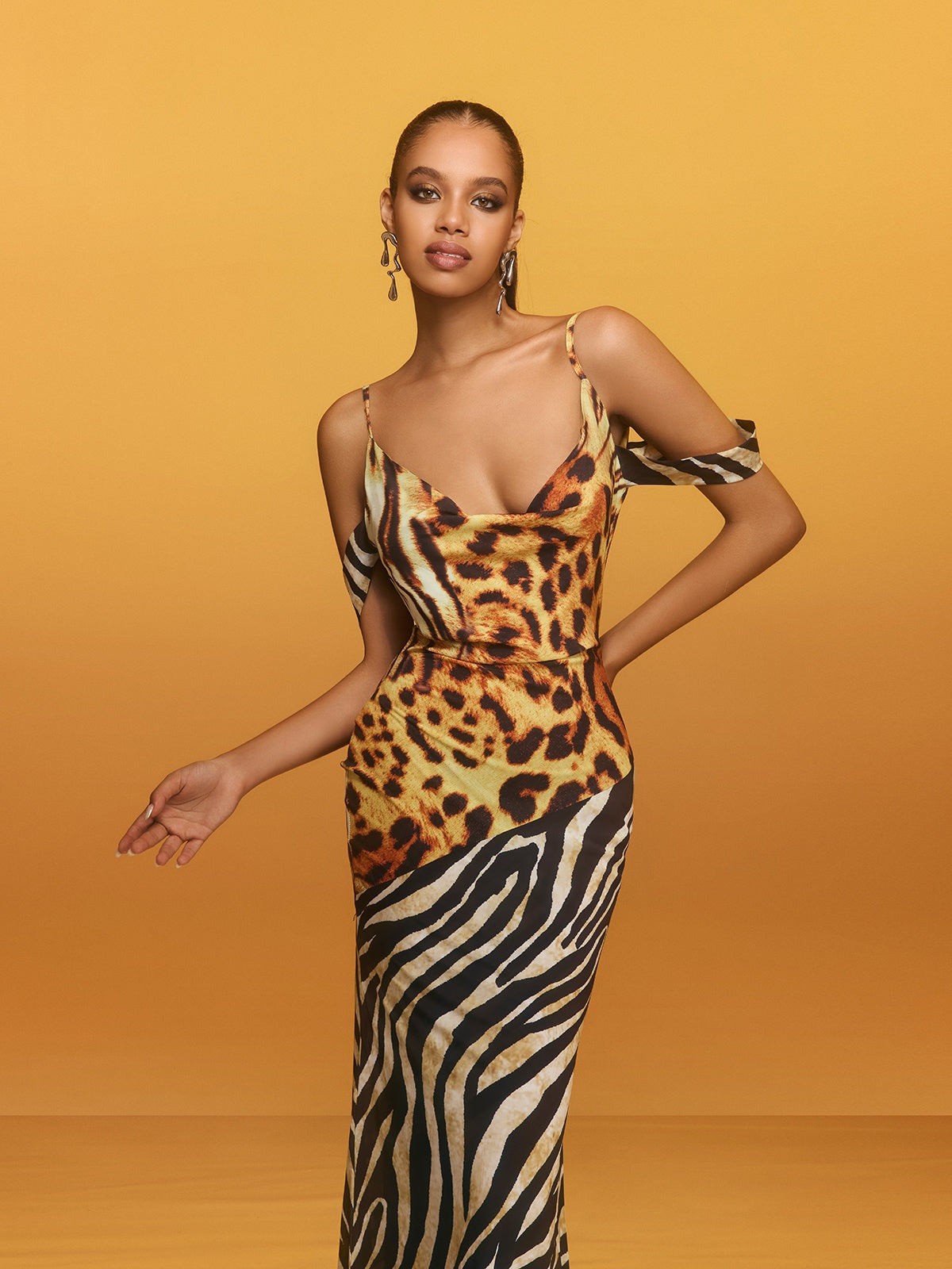 Robe longue léopard à col bénitier 
