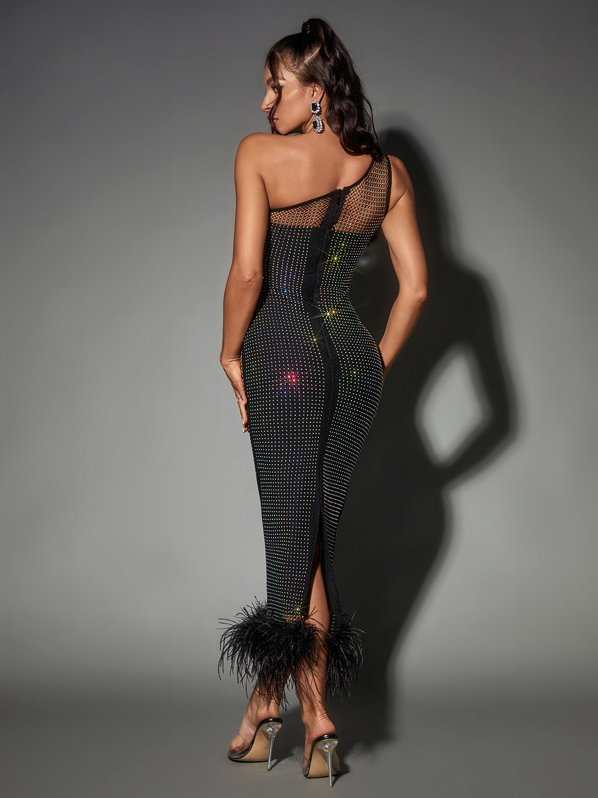 Robe bandage en maille diamant et plumes 