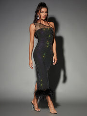 Robe bandage en maille diamant et plumes 