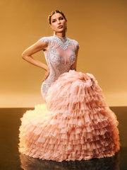 Robe longue ornée de strass et de tulle 