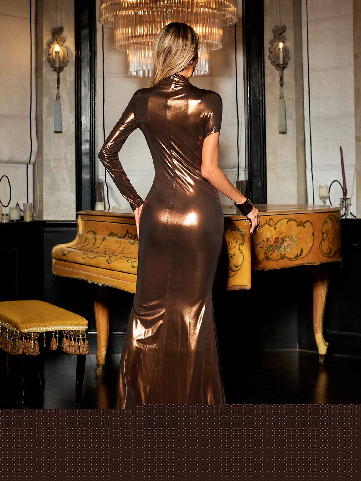 Robe maxi métallisée à découpes 
