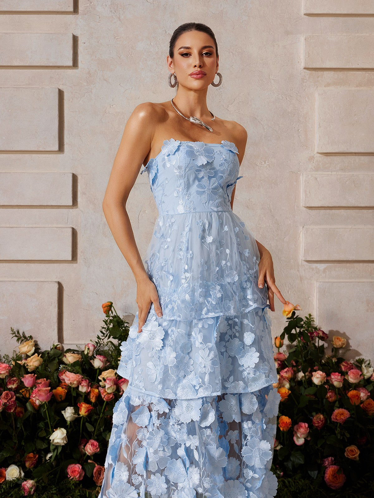 Robe midi bustier bleue brodée de fleurs 