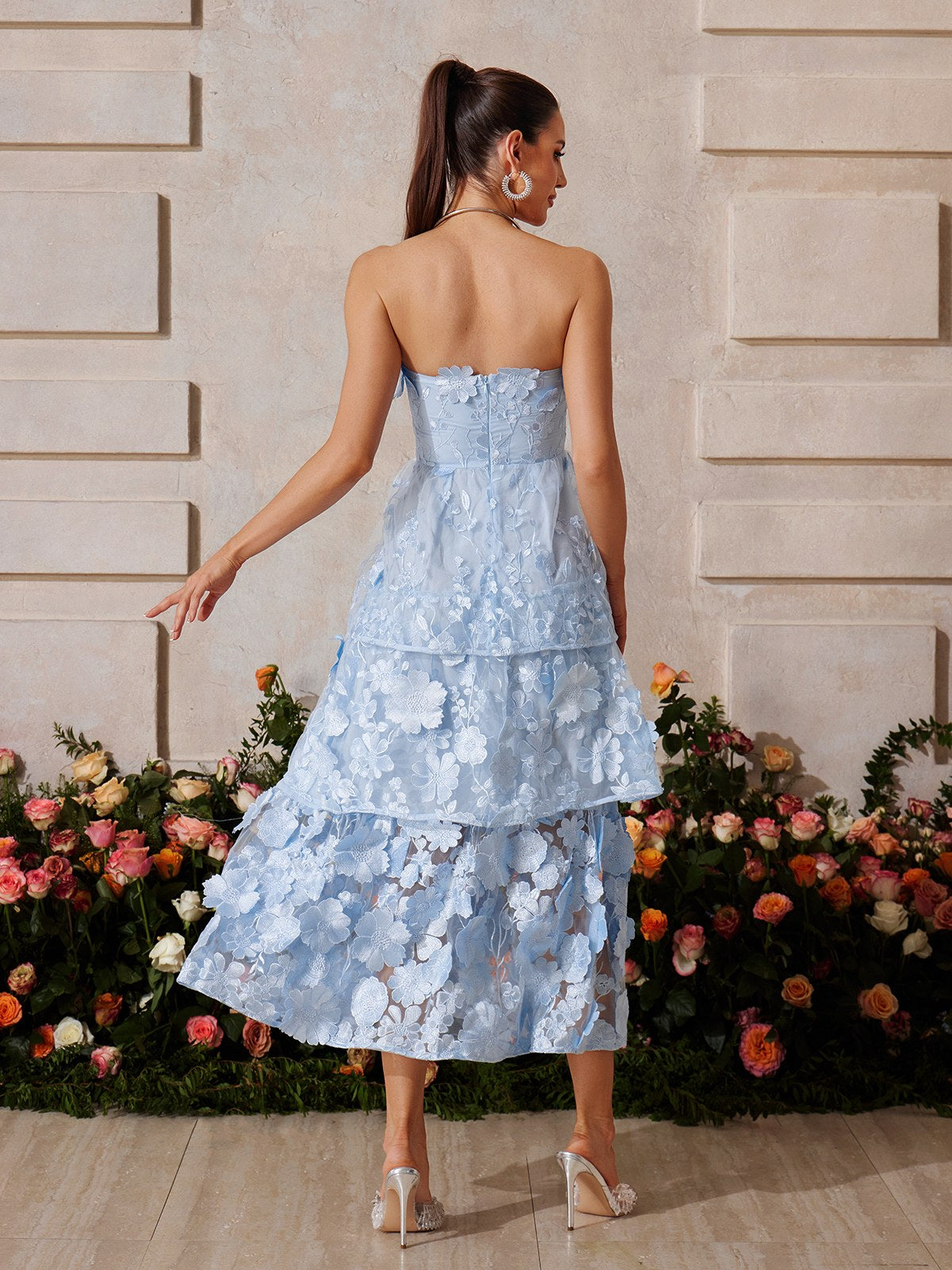 Robe midi bustier bleue brodée de fleurs 