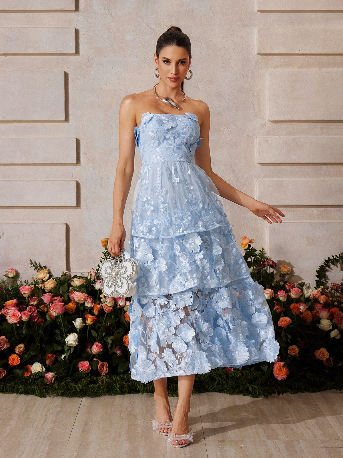 Robe midi bustier bleue brodée de fleurs 