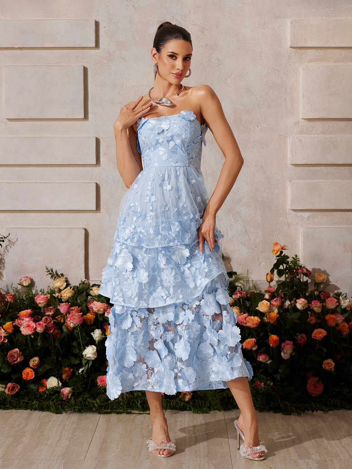 Robe midi bustier bleue brodée de fleurs 