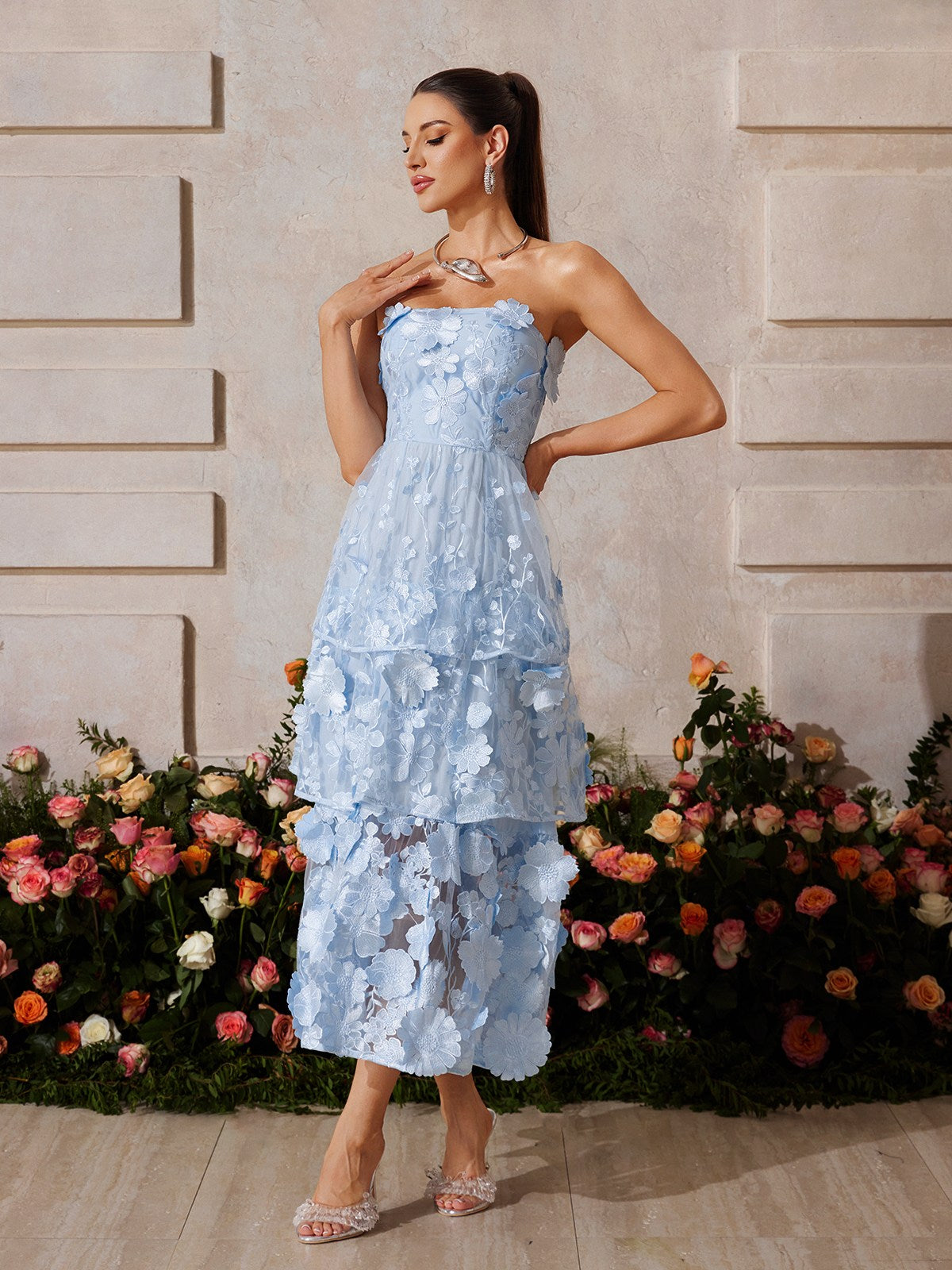 Robe midi bustier bleue brodée de fleurs 