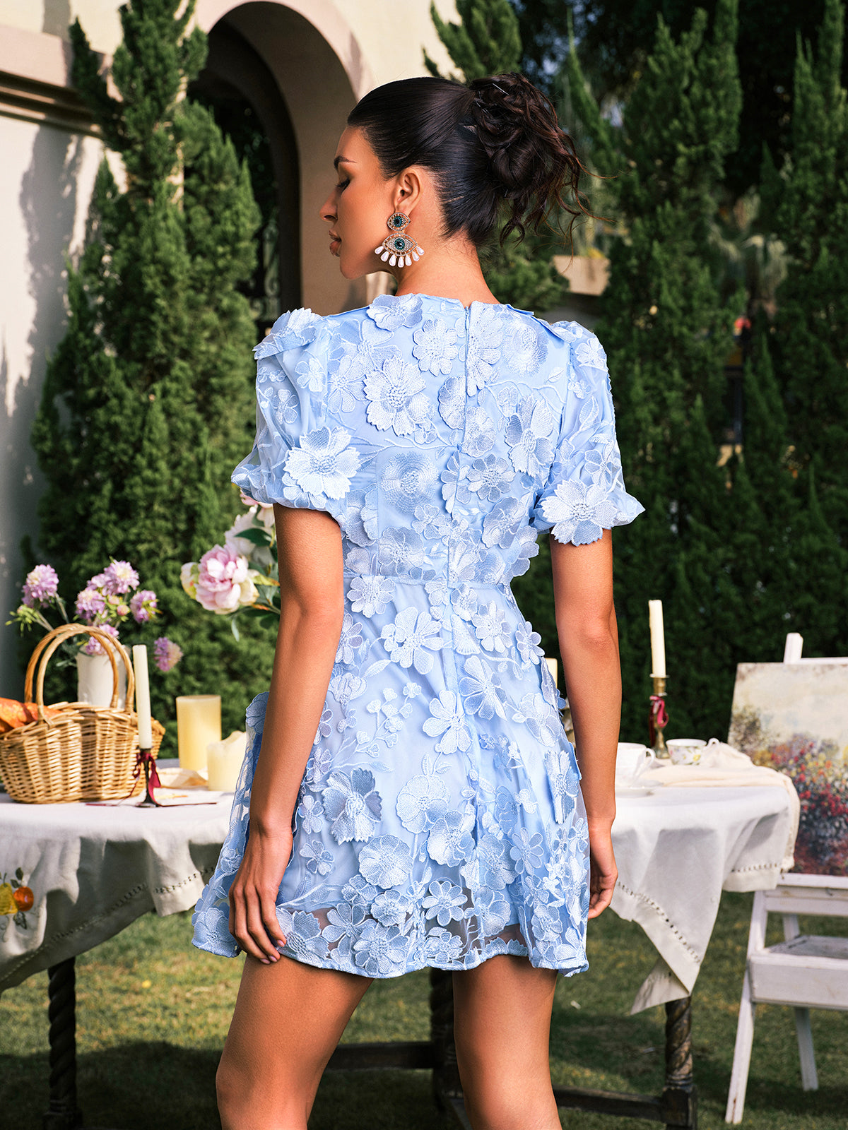 Robe courte bleue à col V brodée de fleurs