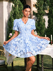 Robe courte bleue à col V brodée de fleurs