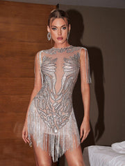 Robe courte à franges et chaîne de cristaux couleur nude clair 