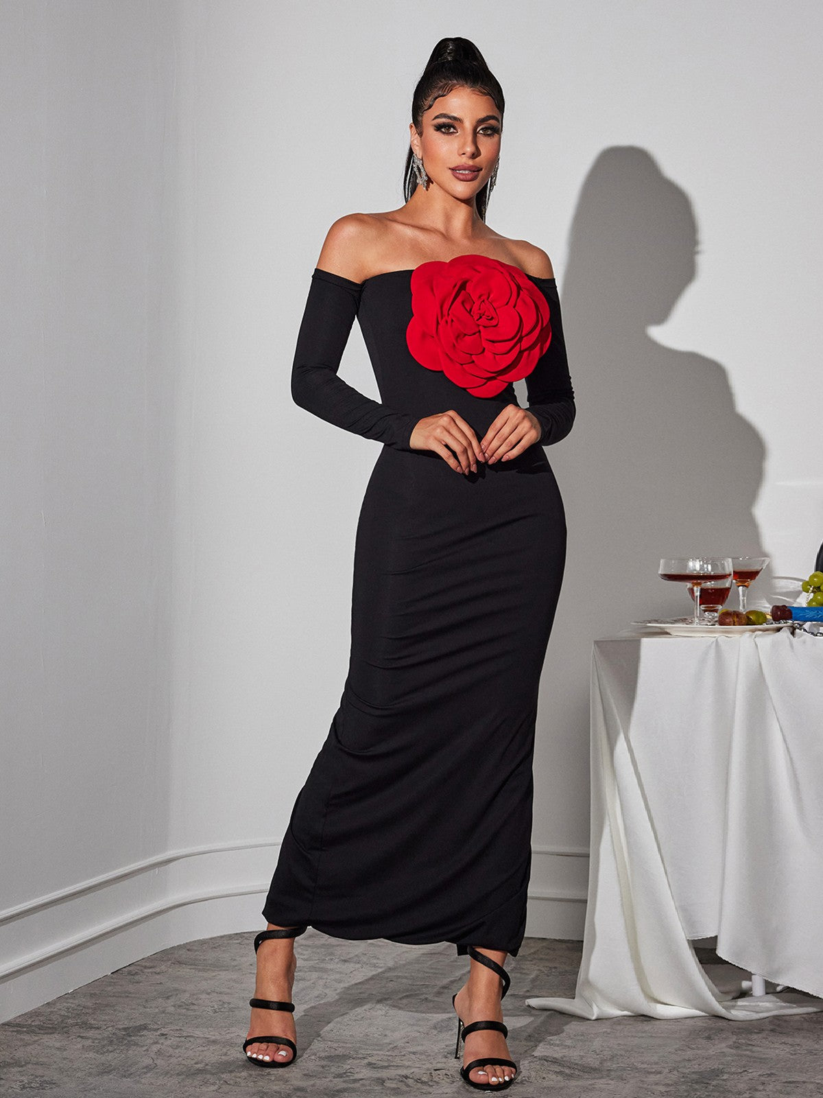 Robe longue rouge à fleurs à épaules dénudées 