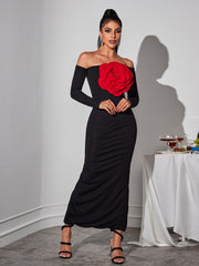 Robe longue rouge à fleurs à épaules dénudées 