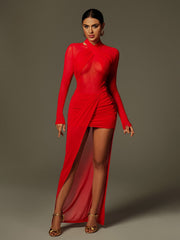 Robe longue rouge drapée en tulle fendu. 