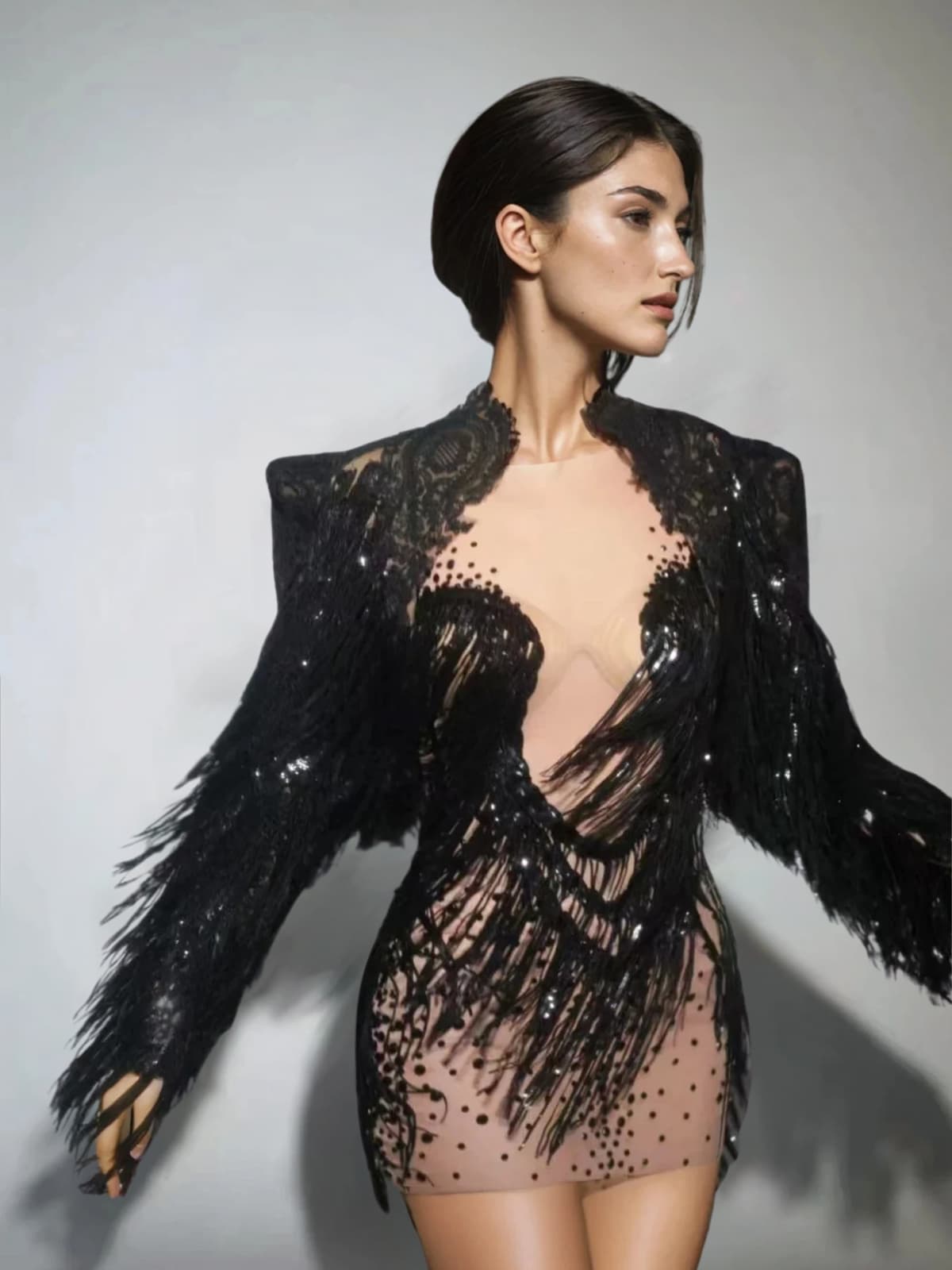 Robe courte à franges en résille avec manteau noir 
