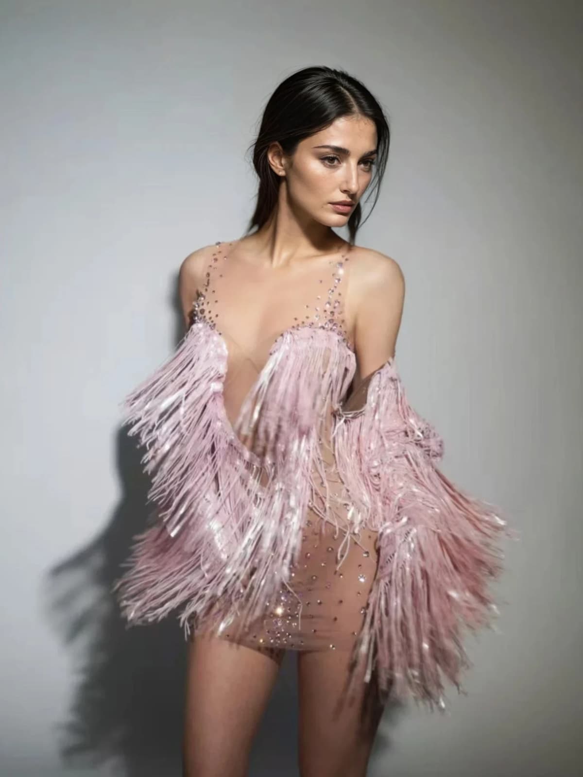 Robe courte à franges en résille avec manteau rose