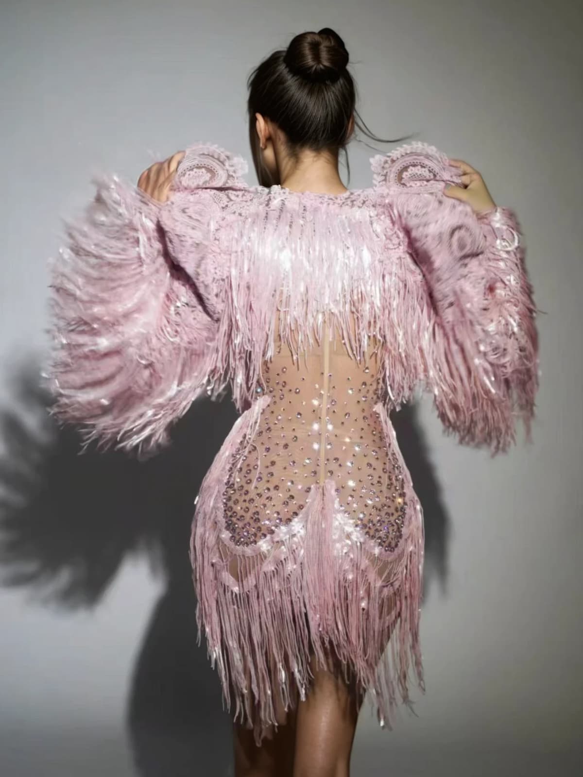 Robe courte à franges en résille avec manteau rose