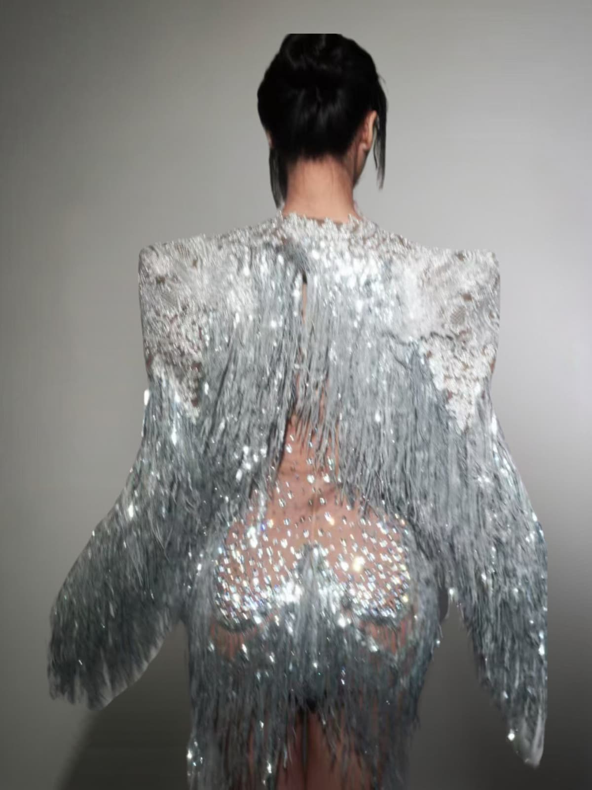 Robe courte à franges en résille avec manteau argenté