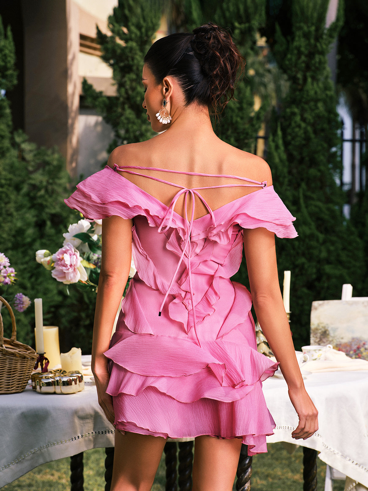 Robe courte à volants et col en V rose