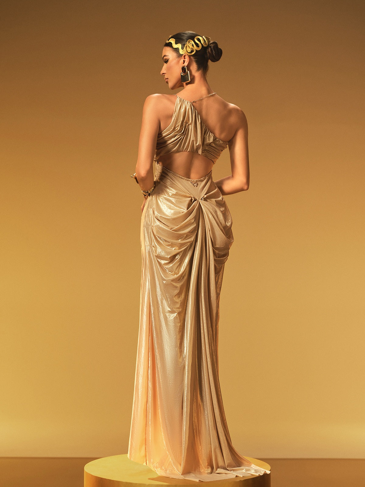 Robe longue froncée à col licou en marron 