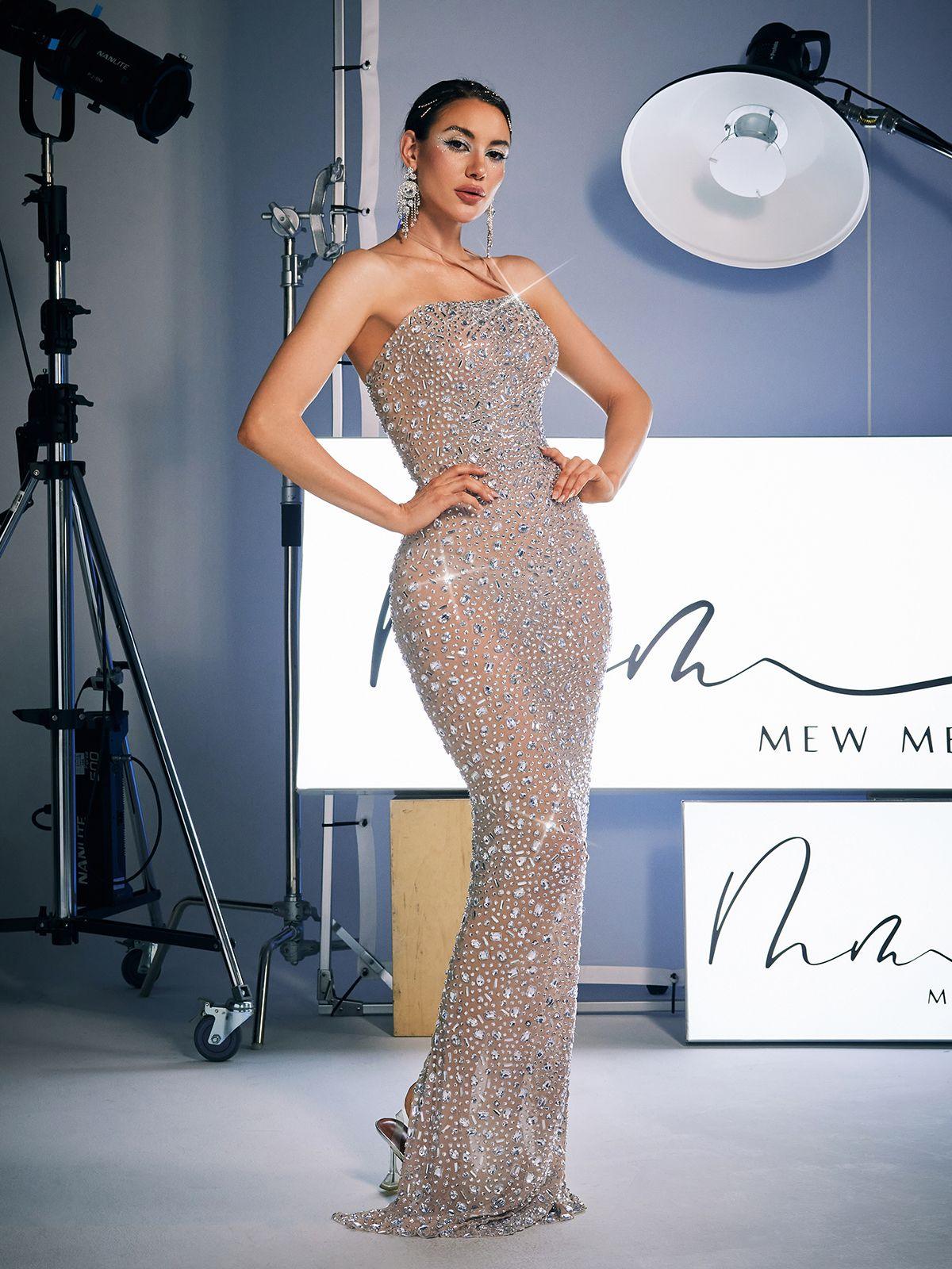 Robe longue dos nu ornée de strass argentés 