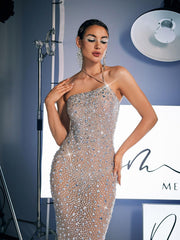 Robe longue dos nu ornée de strass argentés 