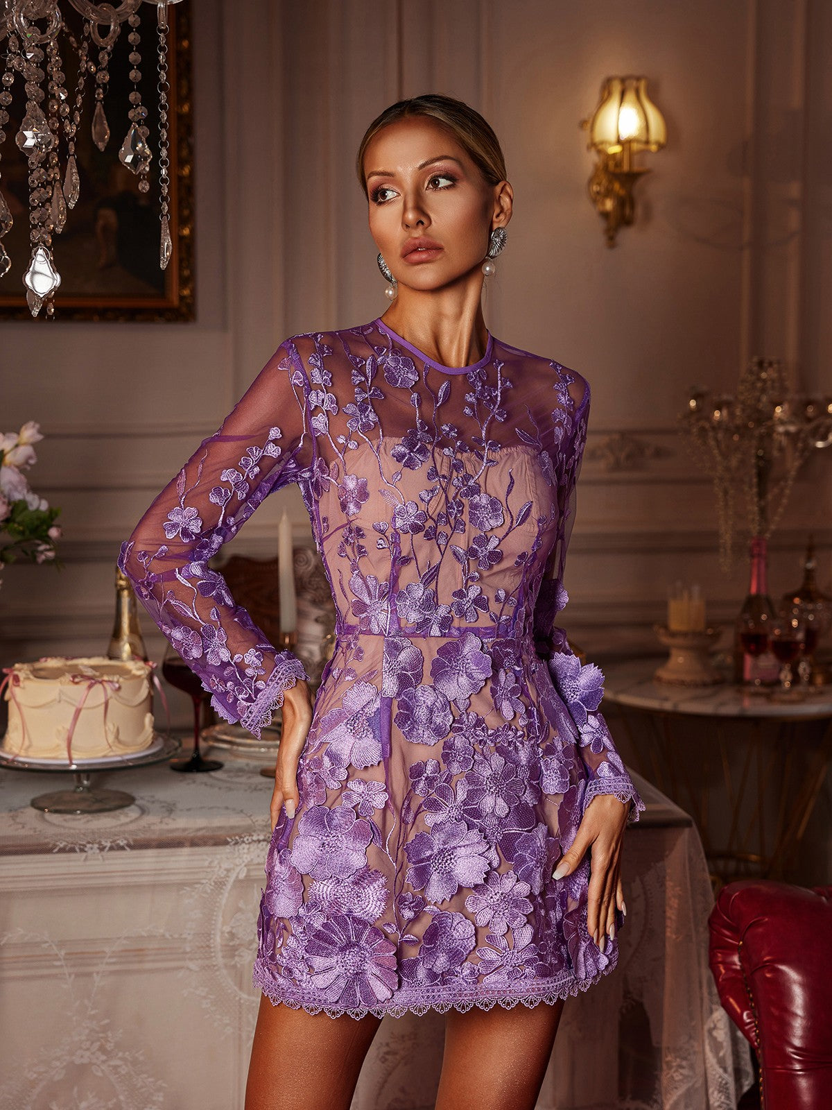 Robe courte à manches longues brodée de fleurs 