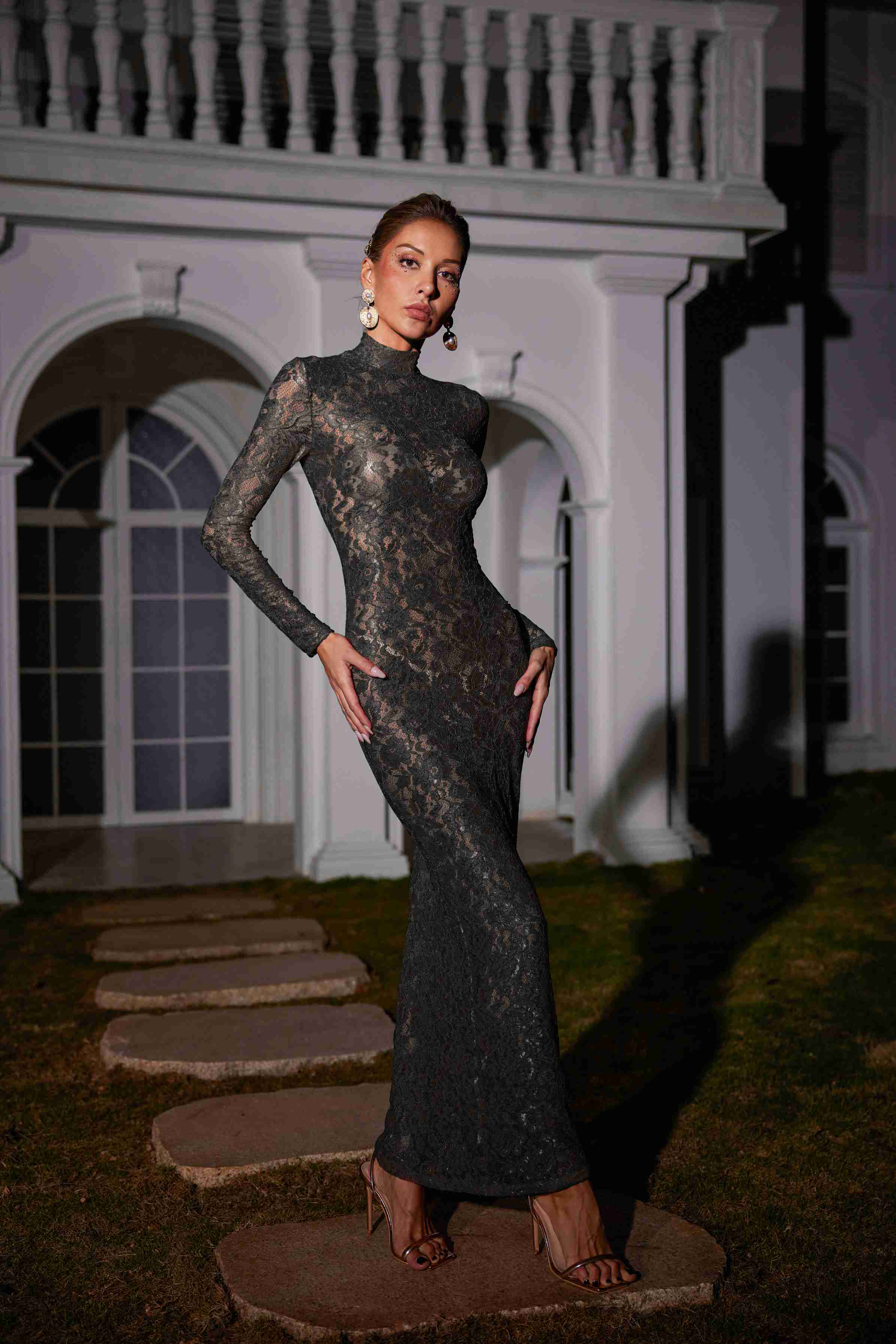 Robe longue maxi en dentelle noire à manches longues 