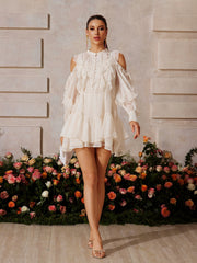 Robe mini à manches longues et découpes à volants 