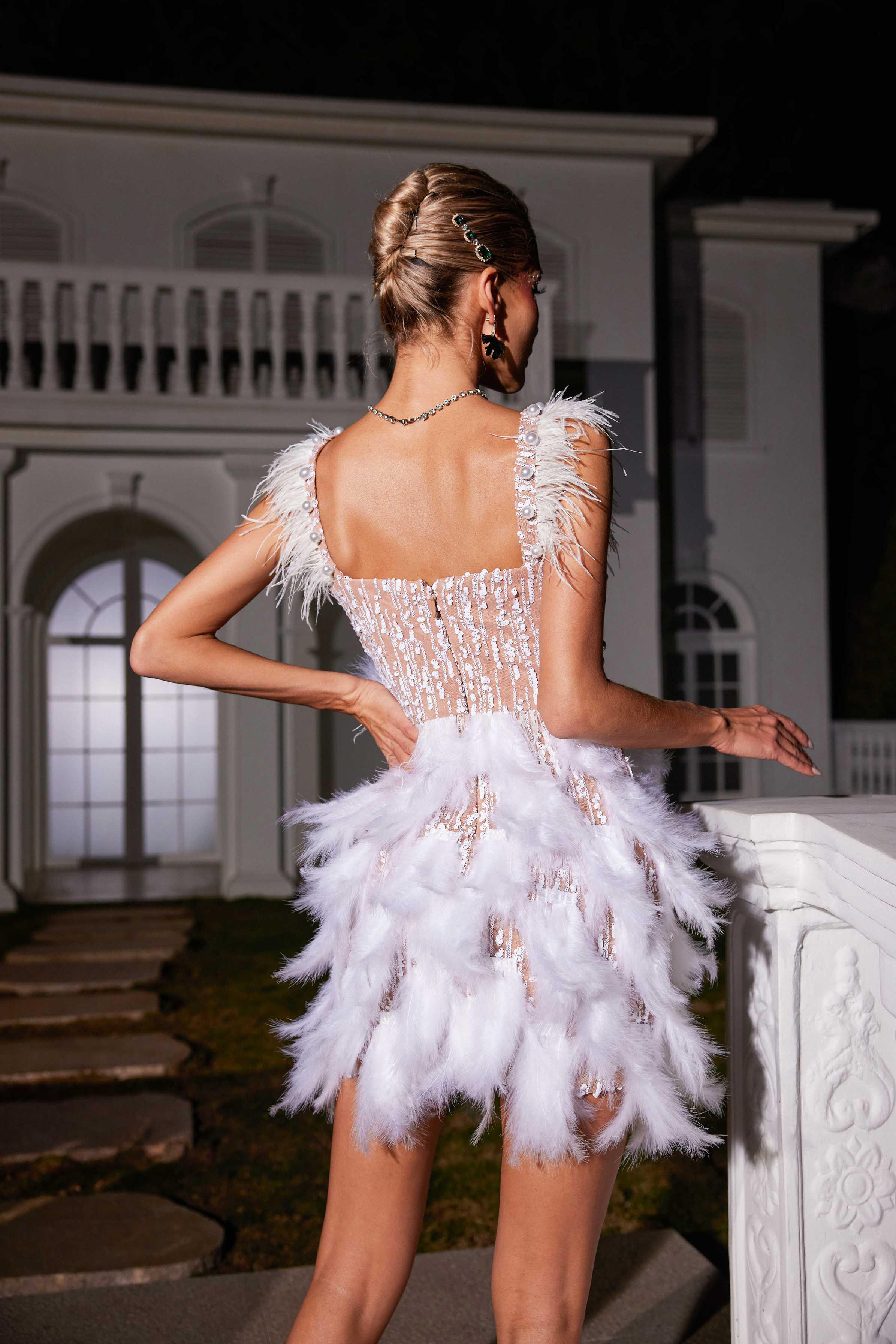Robe à sequins en perles et plumes 