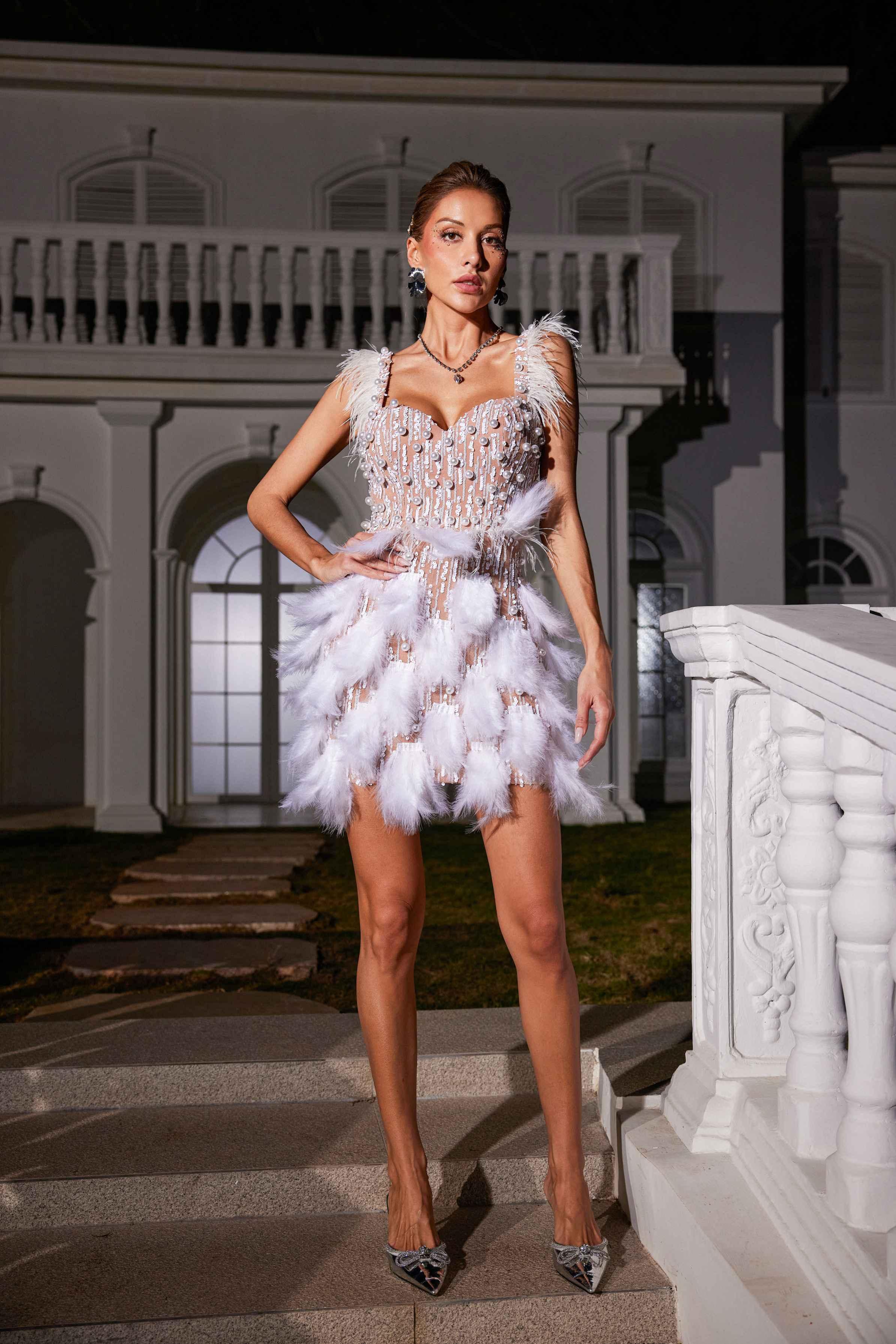 Robe à sequins en perles et plumes 