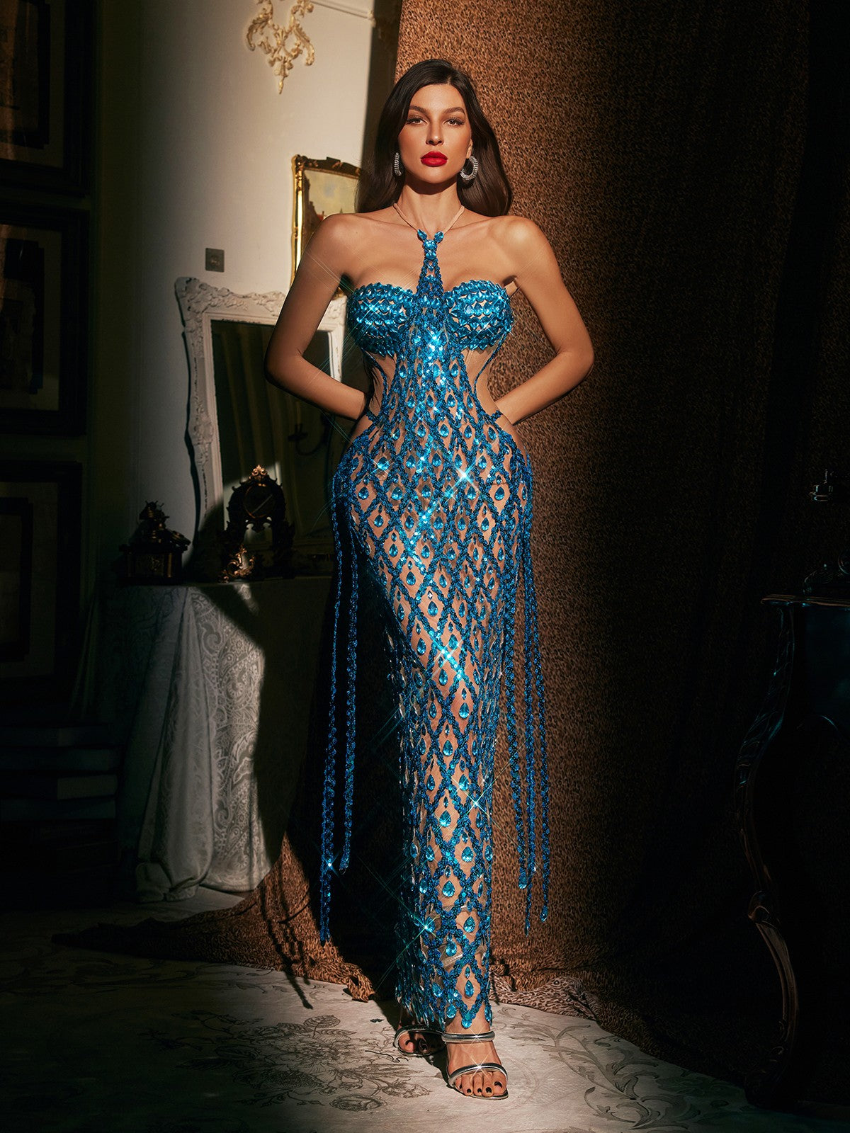 Robe longue dos nu en résille ornée de détails bleus 