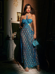 Robe longue dos nu en résille ornée de détails bleus 