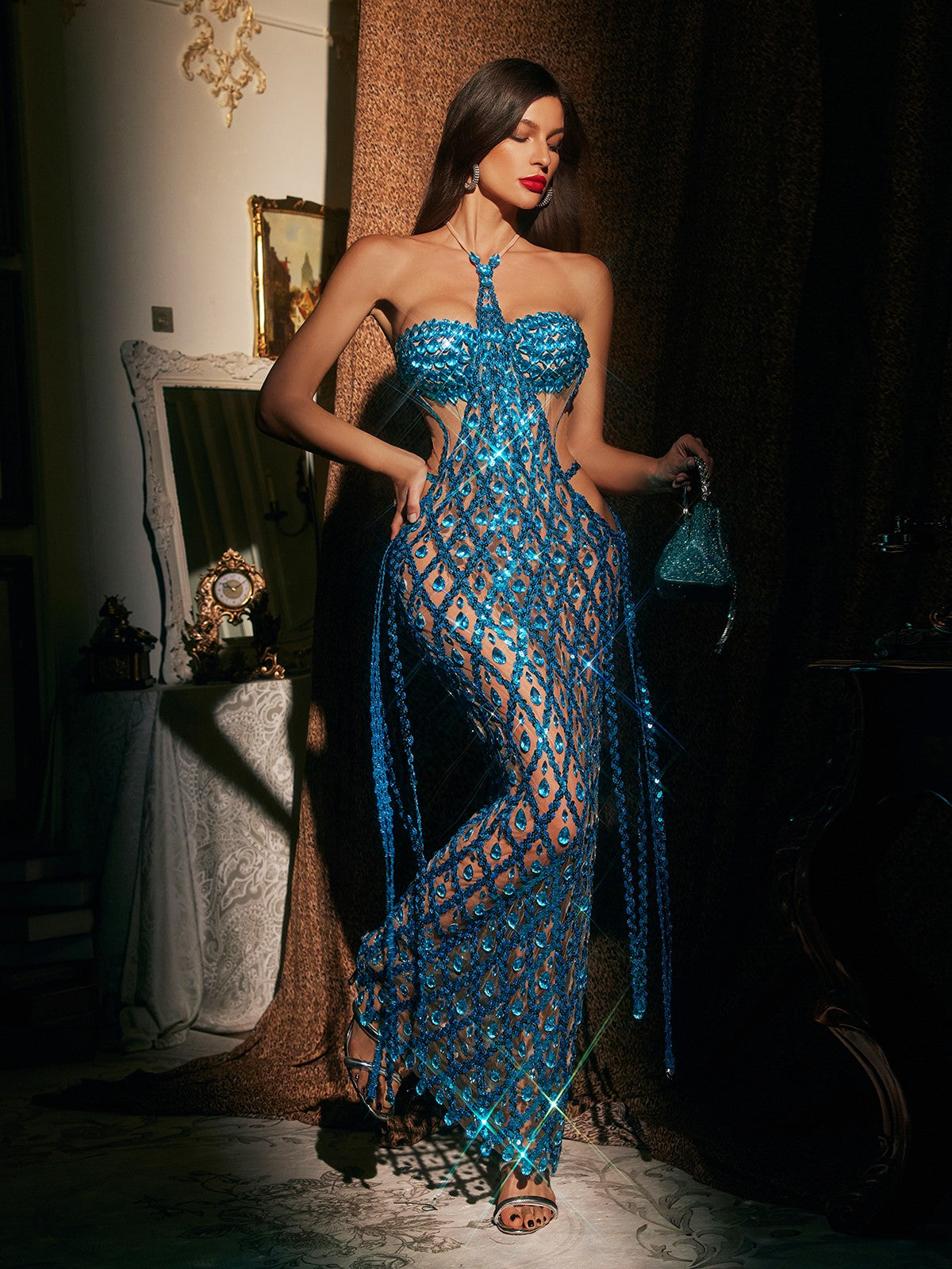 Robe longue dos nu en résille ornée de détails bleus 