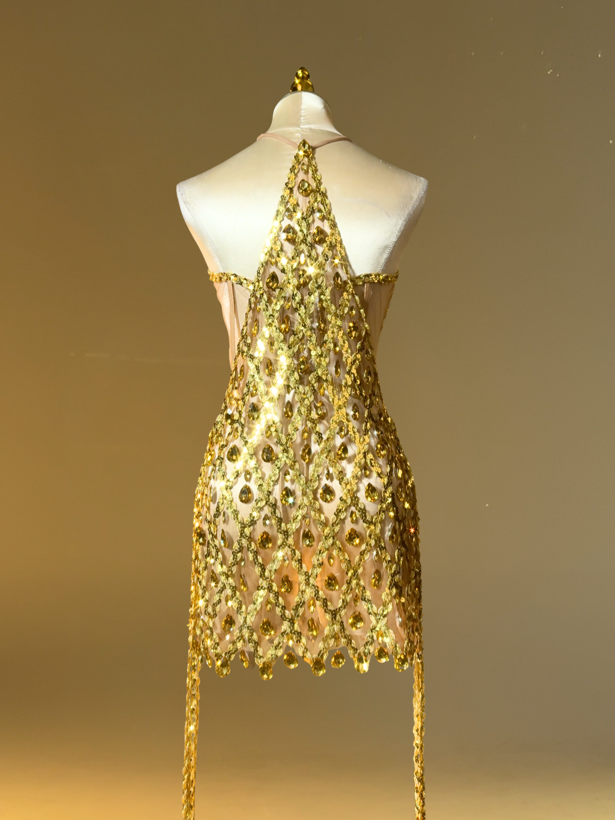 Robe courte à franges en strass dorés 