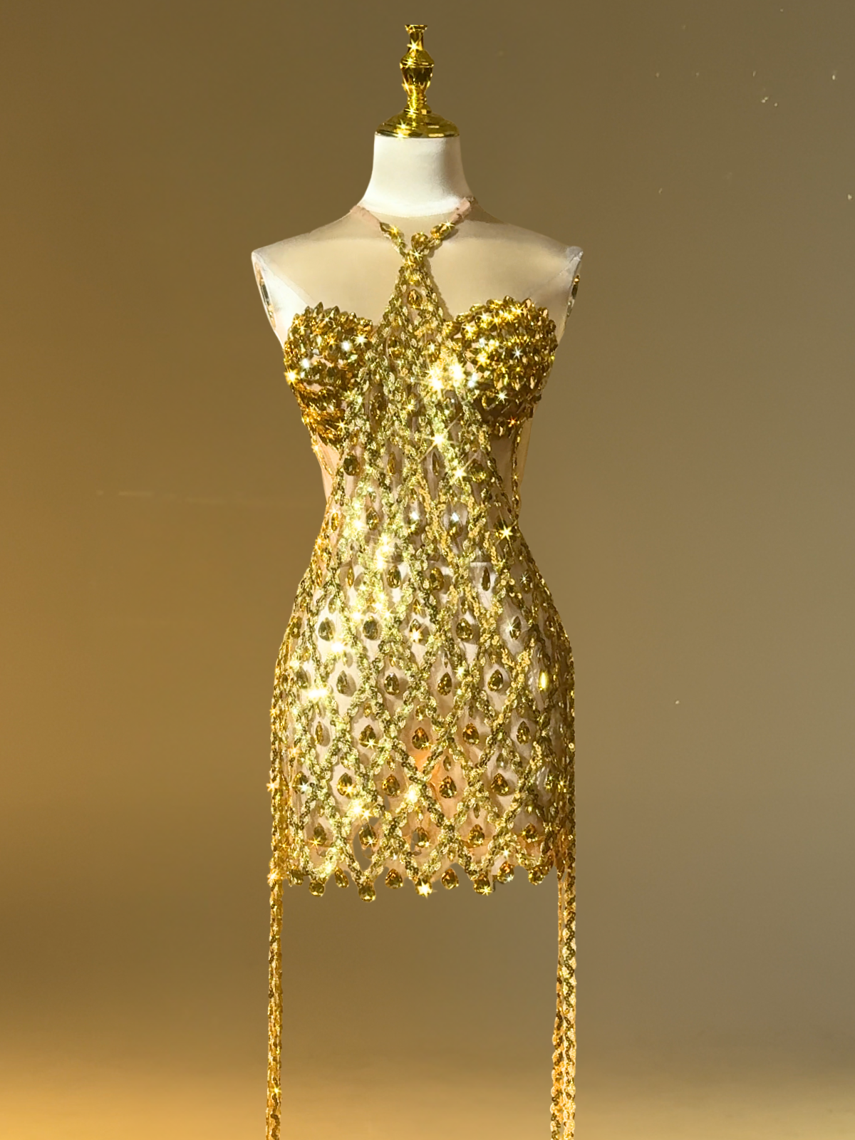 Robe courte à franges en strass dorés 
