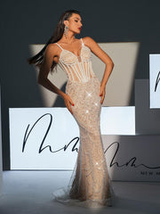 Robe à sequins ornée de perles et de spaghettis 